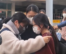 [르포]"수능 해방이다"…교문 앞 엄마 부둥켜안고 눈물 '펑펑'