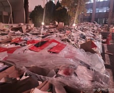 [르포]허리까지 쌓인 '수험서'…누군가는 논술수업 등록하러 '학원행'