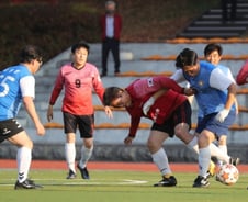 정쟁 멈추고 '볼다툼' 벌인 여야… 친선축구 '0-0' 무승부