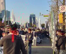 [르포]"카페 옮겨야 하나"…입구 막은 시위대, 집회 끝엔 꽁초만