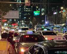 [르포]밤11시30분 홍대엔 '빈 택시' 300m 늘어섰다…"이런 광경 10년 만"