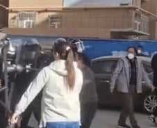 [더영상] 中경찰들 홀로 막아선 여성…러시아서 '황당' 납치 결혼극