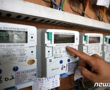 [기자수첩]올리지 못한 '전기세', 누군가 내고 있다