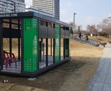 [르포]한강공원에 등장한 흡연부스…흡연자들은 "눈치 안 봐 좋아"