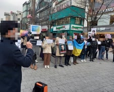 [르포]"이란·러시아에 자유를"…신촌서 목 쉬어라 외친 中 유학생