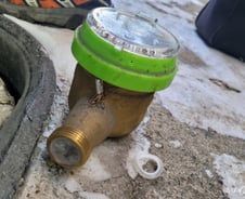 [르포] 헌 옷으로 싸맨 계량기 꽁꽁…"○○ 줘봐요" 교체반의 동파예방 팁