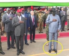 [더영상] 남수단 대통령, 바지에 실례를…'음주운전' 이루, 차량 전도