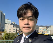 아파트 12층서 떨어질 뻔한 여성…'수갑' 채워 살린 경찰관[인류애 충전소]