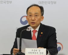 "올해부터 소득세, 최대 54만원 덜 낸다"…영화관도 소득공제