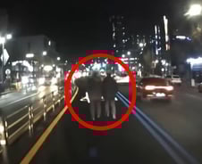 [더영상]버스전용차로 걷는 손 꼭잡은 男·男…실수로 자기 몸 태운 美방화범