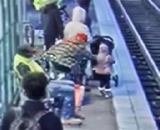 [더영상]3살 여아 기차선로로 떠민 美여성…트럭 불나자 힘 모은 시민들