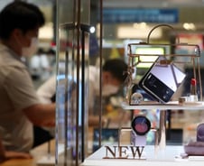 "갤럭시, 기술 리더십 높이고 비싸게 팔아야 승산"