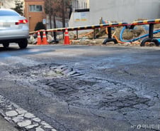 "또 싱크홀" 불안한 마포 주민들…뻥 뚫린 땅, 옆 도로도 쩍쩍[르포]