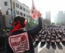 파업 강요하고 조합비 슬쩍…1980년대에 갇힌 노조