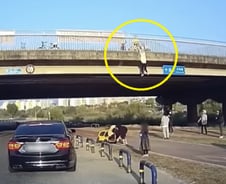 [더영상]다리에 매달린 20대女, 부부가 살렸다…도로 한복판서 후진을?