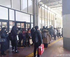 [르포]"고향 친구들 볼 생각에 설레요"…길게 줄 선 터미널