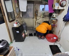 [르포]전기료에 덜덜…깔깔이 입고 뽁뽁이 붙여도 더 추운 판자촌