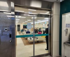 "은행 오픈런 안 해도 되네"…9시 셔터 열리자마자 창구 꽉 찼다[르포]