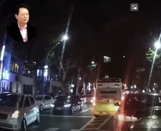 [더영상]물속에서 죠스가 '쑥'…기차에 치이기 직전 극적 구조