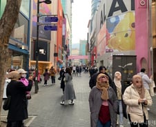 [르포]중국어가 안 들리네…명동 매장마다 히잡 쓴 외국인 '북적'