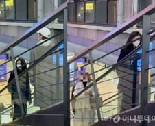 [단독]송중기, ♥케이티에 시선고정…'달달한' 영화관 데이트