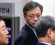 [단독]'국정원 특활비 실형' 김진모, 변호사 등록…우병우·최윤수도 개업