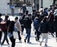 "월급 168만원, 어떻게 살아요"…9급 공무원 경쟁력도 떨어졌다