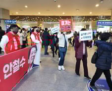 "쌔가 빠지게 하겠습니다"…PK서 세 과시한 金, "비표 어딨나" 소동도