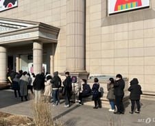 '오픈런 텐트' 사라진 백화점…"명품 안사요" 리셀러들 울상[르포]