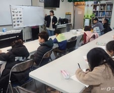 "졸업증명서가 없어서"…우크라 피란 청소년들 '언어장벽'에 막막