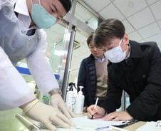 [르포]"어떤 위기와도 대구로..." 안철수 말에 女간호사는 눈물을 훔쳤다