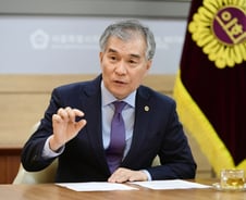 서울시의회 의장 "스마트기기·전자칠판은 조희연 교육감의 아집"