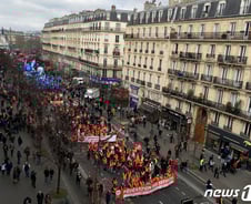 마크롱과 윤석열, 그리고 고이즈미[광화문]