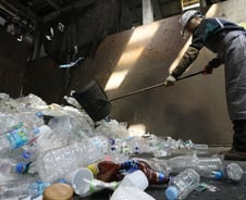 '더 비싼 플라스틱'의 시대 오는데…음료회사에는 '의무'가 없다?