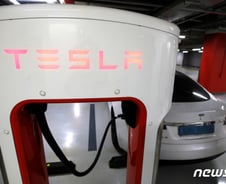 [단독]테슬라 충전기로 현대·기아 모두 충전.."올 3분기부터"