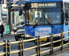 [르포]현금없는 버스 확대…"잔액부족 뜨면 계좌이체" 기사도 불편