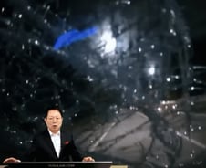 [더영상] 車 덮친 고라니에 '피범벅'…경찰서에 돈뭉치 건넨 할머니