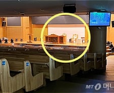 [르포] '나는 신이다' JMS교회 가보니…온통 황금빛 치장·빼곡히 설치된 CCTV