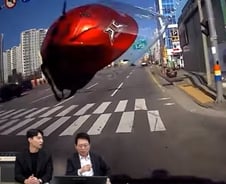 [더영상]"끝까지 잡는다" 자폭드론…노점 단속하다 '전치10주'