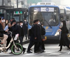 [르포]버스·지하철 '마스크 해방'에도 시민들 "습관돼 그냥 써"