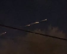 [더영상] 美 밤하늘에 UFO?…"애인 원해요" 10대들, 불 하트 '화르르'