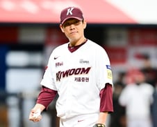 [단독] 'FA' 정찬헌, 전격 키움 잔류한다 '2년 총액 8억6000만원 도장'