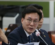 '황태자'의 귀환...20년만에 권토중래한 '시대의 아이콘' 김민석