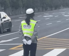 [더영상] 혼잡한 도로 상황 속 '뒷짐' 진 여경…주택가 덮친 중장비