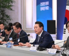 [기자수첩] '아이 셋 軍면제'와 '아이들 밝게 크는 나라'