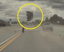 [더영상]3m 튄 기아 쏘울, 운전자 멀쩡…주차비 낸 車 앞으로 '쓱'