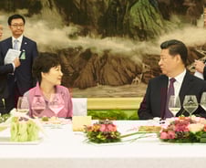 [기자수첩] 와인과 연미복, 외교관 클리셰의 이면