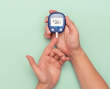 "바늘 무서워" 살짝 찔러 꾹 짰는데…들쑥날쑥 '혈당' 이유 있었네