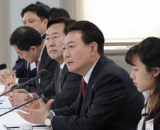 "尹대통령 지지율 34%…국민의힘 34% vs 민주당 49%"