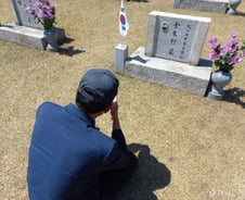 [르포]"효도 한 번 못한 게 죄송해요" 4·19 묘비 찾은 아들